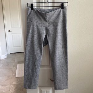 Old Navy • gray compression crops, size L